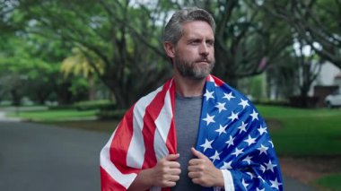Bağımsızlık Günü için Amerikan Bayrağı. 4 Temmuz. Adam Amerikan bayrağını dışarıda tutuyor. Vatanseverlik sembollü bir vatansever. Amerikan bağımsızlığı. Ulusal bayrak. Bağımsızlık Günü.