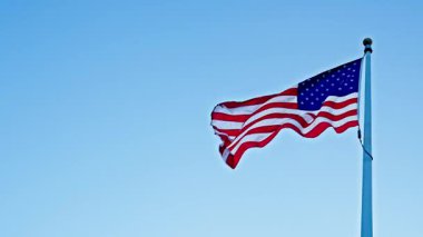 ABD bayrağı. Ulusal bayrak sallayarak mavi gökyüzünde Birleşik Devletler. Bağımsızlık Günü. Vatanseverlik sembolü. Anma Günü için Amerikan Bayrağı ya da 4 Temmuz. Rüzgarda dalgalanan Amerikan bayrağı. Rüzgarda sallanan.