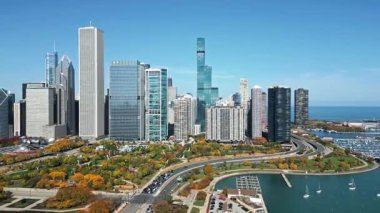 Chicago, Illinois, ABD - 21 Ekim 2024: Şehir silueti. Chicago şehir parkı. İş bölgesindeki gökdelen ve ofis binası. Chicago şehir merkezi gökdeleni. Şehir manzarası havası. Chicago süzülüyor.