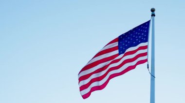 Vatanseverlik sembolü. Anma Günü için Amerikan Bayrağı ya da 4 Temmuz. Rüzgarda dalgalanan Amerikan bayrağı. ABD bayrağı. Mavi gökyüzünde Birleşik Devletler bayrağı sallıyor. Bağımsızlık Günü. Boşluğu kopyala.