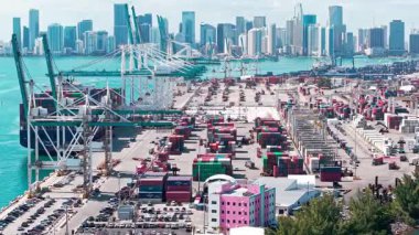 Miami, Florida, ABD - 02 Nisan 2025: Limanda konteynır ve hava manzaralı kargo hizmetleri. Yük konteynırı. Miami Limanı. Konteynır yükleniyor. İhraç ve ithalat. Kargo işi..
