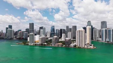 Miami gökdelen şehri. Miami şehrinin ufuk çizgisi Brickell anahtarı. Miami şehir merkezinde. Gökdelen binası. Seyahat güzergahı. Şehir mimarisi. Miami silueti. Mimari çeşitlilik.
