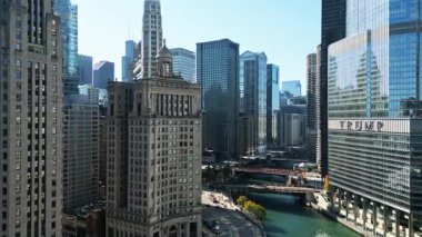 Chicago, Illinois, ABD - 21 Ekim 2024: Gökdelen mimarisi. Chicago şehir manzarası. Gökdelenli şehir manzarası. Şehir mimarisi işindeyim. Chicago Nehri Şehri. Şehir merkezinde iş şehri.