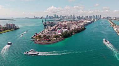 Miami, Florida, ABD - 02 Nisan 2025: Limanda konteynır ve hava manzaralı kargo hizmetleri. Yük konteynırı. Miami Limanı. Konteynır yükleniyor. İhraç ve ithalat. Kargo işi..