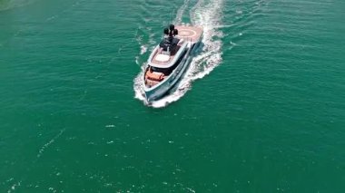 Sürat teknesi turizmi. Lüks tekne yatı. Denizdeki sürat teknesi. Yaz tatili. Tekne kiralama. Denizde helikopter pisti olan lüks bir yat. Motorlu yat lüks gemi. Tekne motorlu yat anteni. Mega yat.