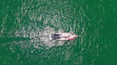 Yelkencilik ve yat turizmi. Yelkenli gezisi. Lüks yelkencilik yaşam tarzı. Yaz tatili. Uçan deniz teknesi. Denize açılmak. Özel lüks gemi antenleri. Yelkenli. 4K görüntülerinde yelkenli..