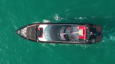 Yaz tatili. Hava manzaralı motorlu tekne. Yat teknesi turu. Lüks tekne yatı. Sürat teknesi denizde. Denizdeki lüks özel yat. Motorlu yat lüks gemi. Tekne motorlu antenleri. Yat Kulübü.