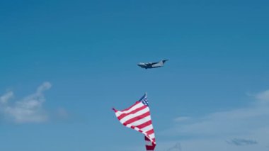 Gökyüzünde askeri nakliye uçağı. Hava kuvvetleri uçuşu. Havacılık ve uçak. Uç ve uç. USAF. Birleşik Devletler Hava Kuvvetleri. Bağımsızlık Günü. Anma günü. Askeri uçak bağımsızlık anısına uçuyor..