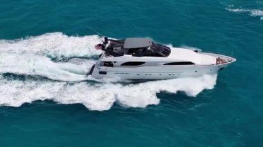Lüks pahalı deniz yatı. Motorlu yat lüks gemi. Tekne motorlu antenleri. Yaz tatili. Hava manzaralı motorlu tekne. Yat teknesi turu. Lüks tekne yatı. Sürat teknesi denizde. Sakin deniz yolculuğu.