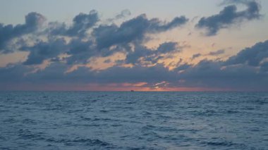 Gün doğumu deniz manzarası. Romantik yaz tatili deniz manzarası. Deniz batımı ufku. Gün batımı bulutlu gökyüzü. Yaz tatilinde deniz manzarası. Deniz ufkuyla gökyüzü. Gemiyle Horizon gün doğumu denizi. 4k görüntü.