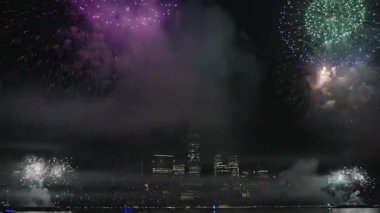 Flashing Fireworks ile New York City Skyline Manhattan. New York Manhattan havai fişekleri. New York Havai fişekleri Manhattan üzerinde. 4 Temmuz Havai fişekleri. Bağımsızlık Günü