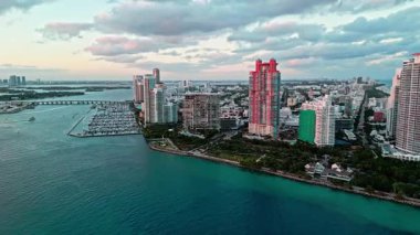 Güney sahilindeki Miami gökdeleninde. Lüks bir yat limanında. Lüks bir hayat. Miami lüks marinası. Yaz tatili. Marina hava manzarası. Yat limanı. Lüks güney sahil marinası. Sessiz yat limanı.
