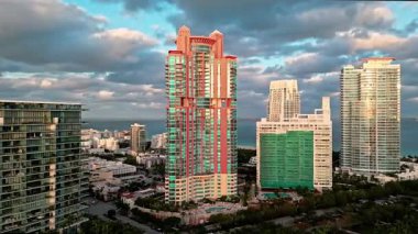 South Pointpark 'taki gökdelen. Lüks otel gökdeleni. Havadan Miami plajı. Lüks hava manzarası. Güney noktası. Miami 'de gökdelen mimarisi. Miami güney sahili hava güneşinin doğuşu.