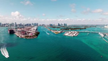 Miami Limanı. Havadan panoramik görüntü. Gemisi olan Miami kargo limanı. Lüks marinalı Miami şehri. Yatı ve teknesi olan deniz marinası. Miami 'de yatçılık. Peyzaj hava port görüntüsü.