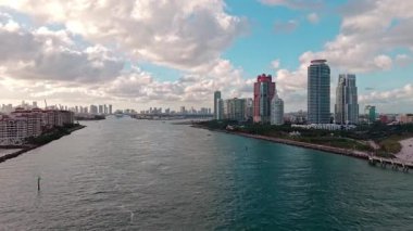 Lüks yolcu gemisi yolculuğunun havadan görünüşü. Gemi Miami sahil limanından ayrılıyor. Miami turu. Gemi seyahati. Yaz tatilindeki deniz yolculuğunun havadan görünüşü. Gemi turu ve deniz seyahati. Gemi port 'tan ayrılıyor.