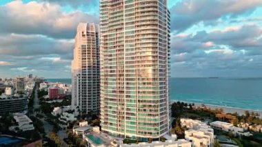 Gün batımında otel binasında. Lüks gökdelendeki bir apartmanda. Miami güney sahili hava manzaralı. Gökdelendeki lüks Miami apartmanı. Havacılık Miami mimarisi.