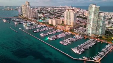 Miami Lüks Marinası 'nı aydınlattım. Yaz tatili. Marina hava manzarası. Yat limanı. Lüks güney sahil marinası. Güney sahilindeki Miami gökdeleninde. Lüks bir yat limanında. Lüks hayat..