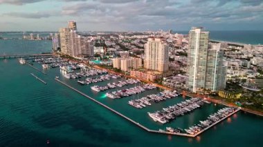 Yat kulübü. Marina Miami, Florida 'da. Özel rıhtım. Lüks yatı olan Güney Point Miami marinası. Yaz tatili. Lüks Güney Sahili marinası. Lüks bir yat. Miami güney sahili manzarası.