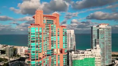 Miami South Beach lüks apartman manzaralı. Miami gökdeleninde hava durumu. Miami, Florida 'da bir apartman. Apartman dairesi. Miami 'nin gökdelen mimarisi.