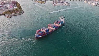 Miami, Florida, ABD - 28 Nisan 2025: konteyner gemisi. Miami limanı ve sahil gemisiyle şehir manzarası. Hava görüntüsü. Miami limanı gün batımı hava görüntüsü. Konteynırlı kargo iskelesi. Miami Limanı.