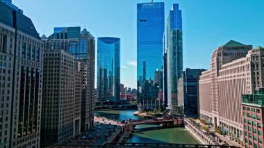 Chicago, ABD - 21 Ekim 2024: Chicago havacılık şehri. Şehir merkezi turu. Seyahat güzergahı. Chicago 'ya git. Şehrin insansız hava aracı görüntüsü. Şehir merkezindeki gökdelen. Yukarıdan görüntüle.