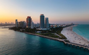 Turkuaz suları olan Miami Plajı 'nın havadan görünüşü. Miami siluetinin insansız hava aracı görüntüsü. South Beach 'in en iyi manzarası. Gökdelenleri ve okyanusları olan Miami şehri