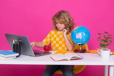 İnek öğrenci. İlkokuldan zeki bir çocuk. Zeki dahi zeki çocuk öğrenmeye hazır.