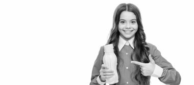 Mutlu çocuk işaret parmağı sarı plastik içecek şişesine, içecek ürününe. Ayrı çocuk yüzünün yatay posteri, afiş başlığı, kopyalama alanı