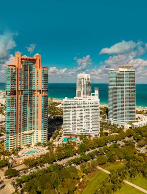 Miami ufuk çizgisi arka planının havadan görüntüsü. Miami şehrinin insansız hava aracı görüntüsü. Güney Miami ve okyanus manzarası