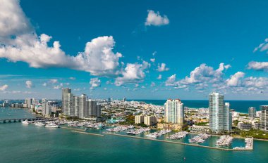 Ufuk çizgisi olan Miami Plajı hava manzarası. Miami yukarıdan. Miamis 'in ünlü simgeleri. Gökdelenleri olan South Pointe plajı. Miami şehri panoraması. Mavi gökyüzü ile Miami Sahili 'nin ufuk çizgisi
