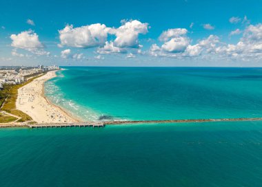 Turkuaz suları olan Miami Beach marinasının havadan görüntüsü. Lüks yatı olan Miami şehri. Miami 'nin ünlü marina kıyı şeridi manzarası