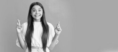 Şaşkın çocuk şans diledi. Güzellik ve moda. Kadın manken. Çocuk yüzü, yatay poster, izole edilmiş genç kız portresi, fotokopi alanı olan pankart