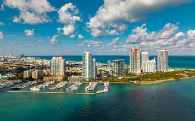 Ufuk çizgisi olan Miami Plajı hava manzarası. Miami yukarıdan. Miamis 'in ünlü simgeleri. Gökdelenleri olan South Pointe plajı. Miami Şehri Panoraması