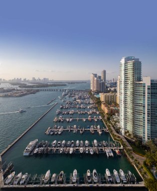Turkuaz suları olan Miami Beach marinasının havadan görüntüsü. Miami siluetinin insansız hava aracı görüntüsü. South Beach 'in en iyi manzarası. Lüks yatı olan Miami şehri. Miami 'nin ünlü marina kıyı şeridi manzarası