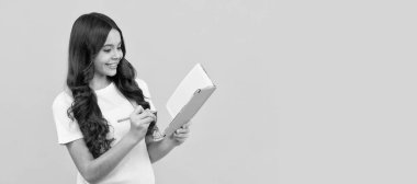 İlginç bir hikaye. Not alıyorum. gülümseyen entelektüel çocuk. Okula dönüyorum. Eğitim. Lisede. Öğrenci portresi, stüdyo afişi. Okul çocuğu yüzü, boşluklar