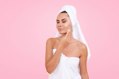 Güzel kadın tenini Micellar su ve pamukla temizliyor. Sabah Güzelliği Rutini. Cilt bakımı. Temiz ciltli bir kadın pamuk ped kullanıyor. Kız yüzünü siliyor. Spa tedavileri