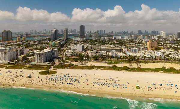 Ufuk çizgisi olan Miami Plajı hava manzarası. Miami yukarıdan. Miamis 'in ünlü simgeleri. Gökdelenleri olan South Pointe plajı. Miami şehri panoraması. Miami sahilinde yaz tatili