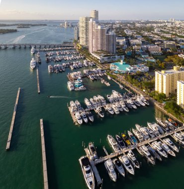 Yat ve teknelerle Miami Sahili 'nin insansız hava aracı görüntüsü. Güney Miami Plajı