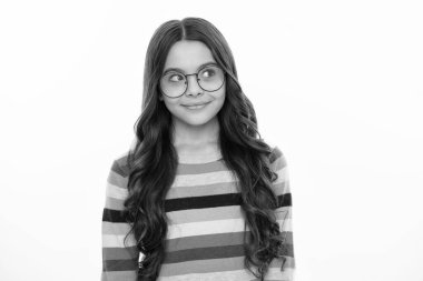 Düşünen yüz, genç kızın düşünceli duyguları. Beyaz arka planda çocuk stüdyo resmi. Çocukluk yaşam tarzı konsepti. Sevimli genç kız yüzü. Yakından.