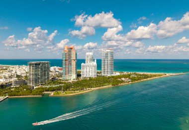 Miami plajı şehir manzarası. Miami yaz havası manzarası. Miami sahil şeridi. Güney Sahili Miami hava manzarası