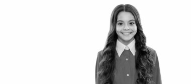 Mutlu çocuk uzun kıvırcık saçlı, beyaz saçlı. Çocuk yüzü, yatay poster, izole edilmiş genç kız portresi, fotokopi alanı olan pankart