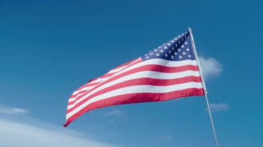 Amerikan bayrağı. Bağımsızlık Günü. ABD bayrağı bağımsızlık ya da anma gününde gökyüzünde sallanıyor. Anma günü. Anma günü ya da 4 Temmuz için Amerikan bayrağı. Amerikan bayrağı vatansever bağımsızlık sembolü.