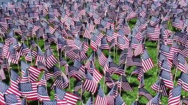 Anma günü. Anma günü ya da 4 Temmuz için Amerikan bayrağı. Amerikan bayrağı vatanseverlik sembolü. Amerikan bayrağı, vatanseverlik. Bağımsızlık Günü. ABD 'nin bağımsızlık anma günü geçmişi.