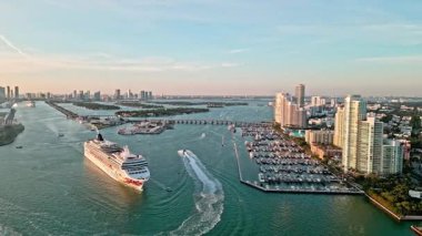 13 Aralık 2024 - Miami Beach, Florida: Norveç 'te Miami South Beach' in yanında seyir halindeki hava seyir gemisi. Miami limanından Norveç Gem yolcu gemisi kalkıyor. Günbatımında Güney Sahili yakınlarında yelken açan Norveçli NCL Mücevheri
