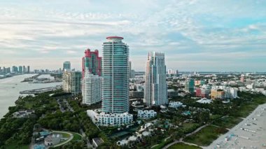 Gökdelen şehir manzarasında lüks bir manzara. Şehir merkezinin hava manzarası. Miami 'de lüks bir gökdelen. Gökdelenli şehir silueti. Havadan şehir manzarası. Miami Güney Sahili lüks mimarisi. Lüks bina.