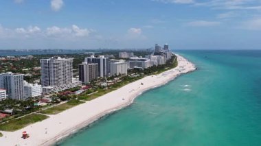 Miami sahili ve okyanusunun havadan görünüşü. Kristal berraklığında okyanusu olan Miami sahili. Meşhur Miami silueti. Miami okyanus hattı. Miamis kumlu plajlarının manzaralı görüntüsü.