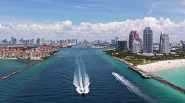 Ufuk çizgisi olan Miami Plajı hava aracı görüntüsü. Miami yukarıdan. Gökdelenleri olan South Pointe plajı. Miami şehri panoraması. Miami Sahili 'nin okyanus manzarası