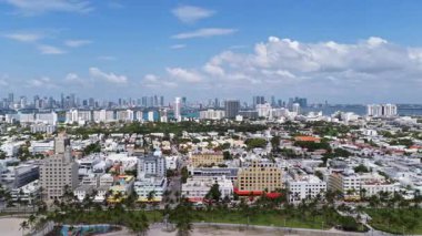 Miami ufuk çizgisinin havadan görünüşü. Miami şehrinin insansız hava aracı görüntüsü. Güney Miami ve okyanus manzarası. Gökdelenleri ve kıyı şeridi olan Miami gökdelenleri