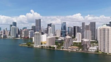 Brickell gökdelenlerinin hava görüntüsü. Miami şehir merkezinin Brickell manzarası