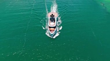Tekne motorlu yat anteni. Sürat teknesi turizmi. Lüks tekne yatı. Denizdeki sürat teknesi. Yaz tatili. Denizde helikopter pisti olan lüks bir yat. Motorlu yat lüks gemi. Tekne gezisi.